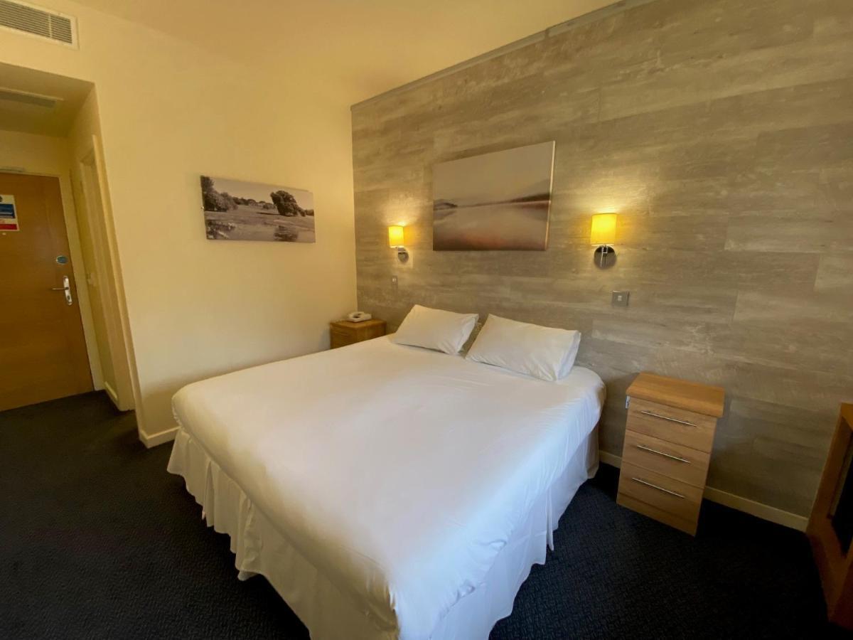 Dudsbury Golf Club - Hotel And Spa เฟิร์นดาวน์ ภายนอก รูปภาพ