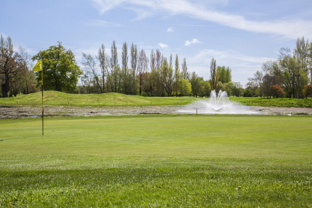 Dudsbury Golf Club - Hotel And Spa เฟิร์นดาวน์ ภายนอก รูปภาพ